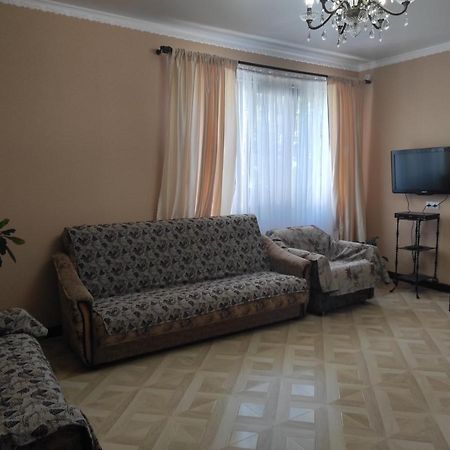 Hotel Гостевой Дом Лума Sukhumi Exterior foto