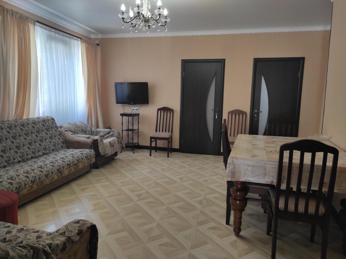 Hotel Гостевой Дом Лума Sukhumi Exterior foto